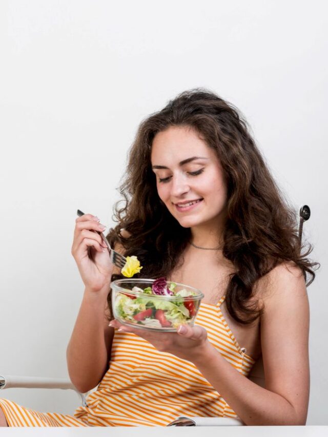 woman-eating-lettuce-salad (1)