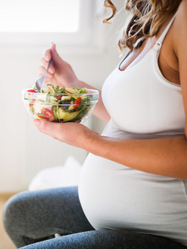 Beautiful,Pregnant,Woman,Eating,Healthy,Food,And,Salads