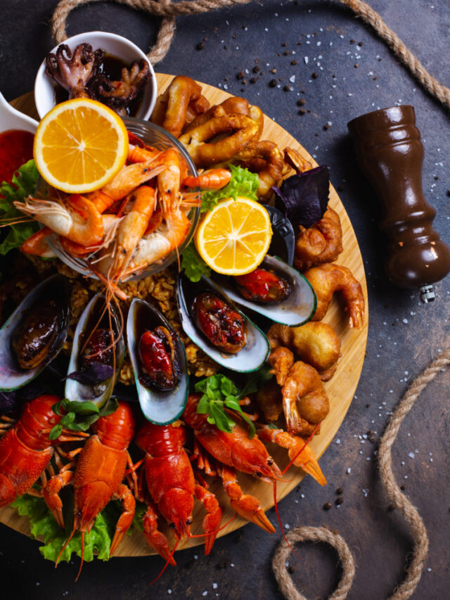 seafood-plate-with-shrimps-mussels-lobsters-served-with-lemon