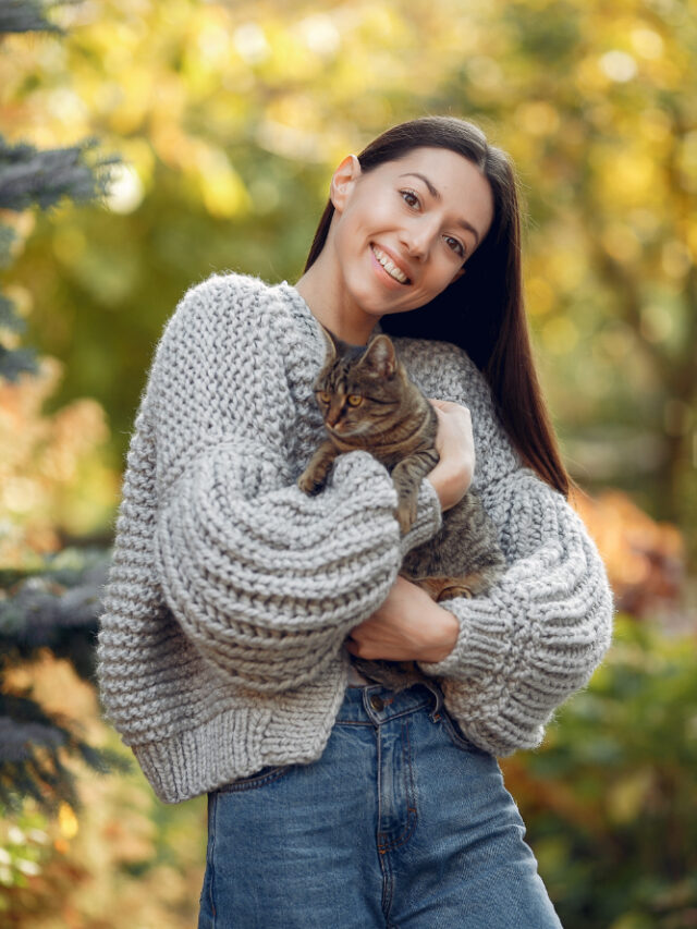 young-girl-grey-sweater-posing-outdoors-with-cat